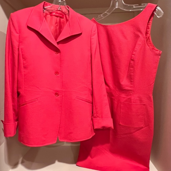 Shocking Pink vintage  suit with padded shoulders - Picture 2 of 13